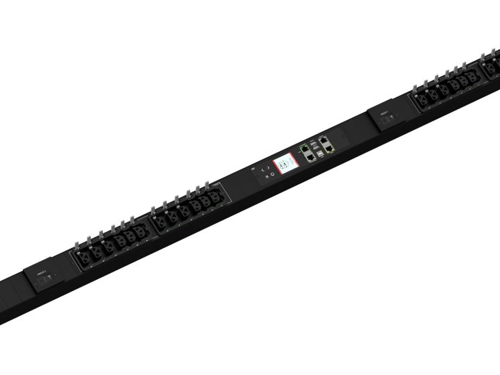 Raritan PX4-1161-E7 -räkki-PDU viistosti edestä