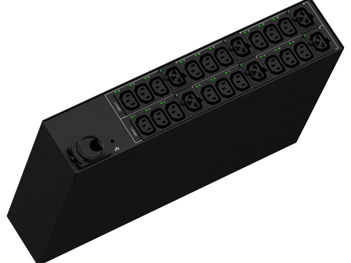 Raritan PX4-4498R-E8 -räkki-PDU viistosti edestä