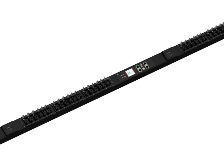 Raritan PX4-5057-E7 -räkki-PDU viistosti edestä