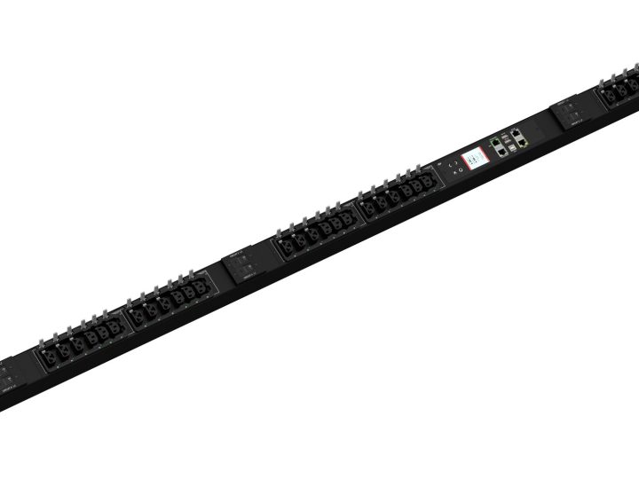 Raritan PX4-5699-E7V2 -räkki-PDU viistosti edestä