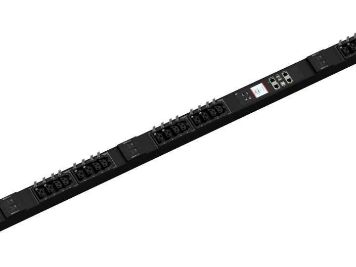 Raritan PX4-5917-E7V2 -räkki-PDU viistosti edestä