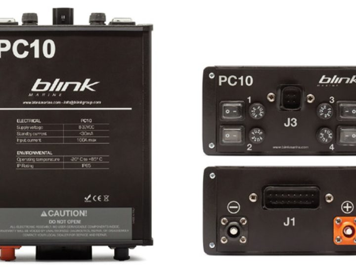 Blink Marine PC10 -tehonjakomoduuli edestä sekä päädyt, joissa sulakkeet, ohituskytkimet, J1- ja J3-liittimet ja virtaliitännät