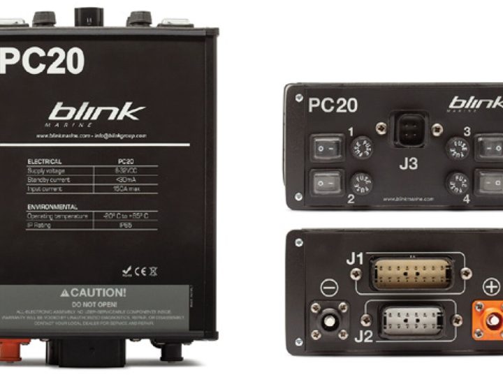 Blink Marine PC20 -tehonjakomoduuli edestä sekä päädyt, joissa sulakkeet, ohituskytkimet, J1-, J2- ja J3-liittimet ja virtaliitännät