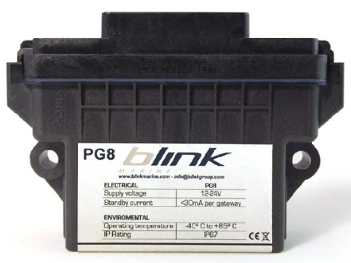 Blink Marine PG8 -I/O-laajennusmoduuli edestä: musta polymeerikotelo, Cinch-liitin ja tyyppikilpi