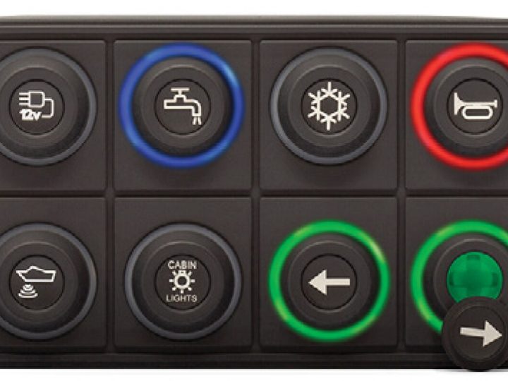 Blink Marine PKP-2400-SI, kahdeksan näppäimen CAN-näppäimistö, jossa sinisiä, punaisia ja vihreitä merkkivalorenkaita sekä irrotettu symboli-insertti