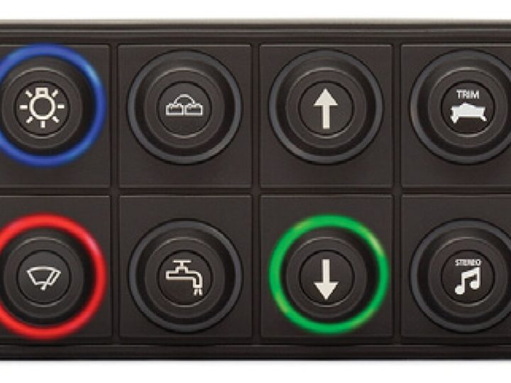 Blink Marine PKP-2600-SI, kahdentoista näppäimen CAN-näppäimistö, jossa sininen, punainen ja vihreät merkkivalorenkaat sekä irrotettu symboli-insertti