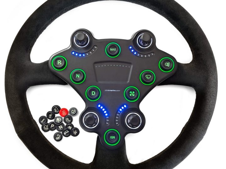 Blink Marine RacePad, ohjauspyörään asennettu CAN-näppäinpaneeli, jossa vihreät merkkivalorenkaat, neljä kiertovalitsinta ja irrallisia symboli-insertteja