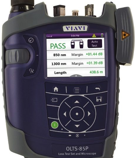 VIAVI SmartClass Fiber OLTS-85P -vaimennusmittaussarja, värinäyttö PASS-tuloksella ja kumisuojattu kotelo