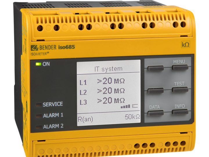 Bender iso685 -sarjan ISOMETER-eristystason valvontalaite keltaisessa DIN-kiskokotelossa, etulevyssä graafinen näyttö, painikkeet ja merkkivalot ON, SERVICE, ALARM 1 ja ALARM 2