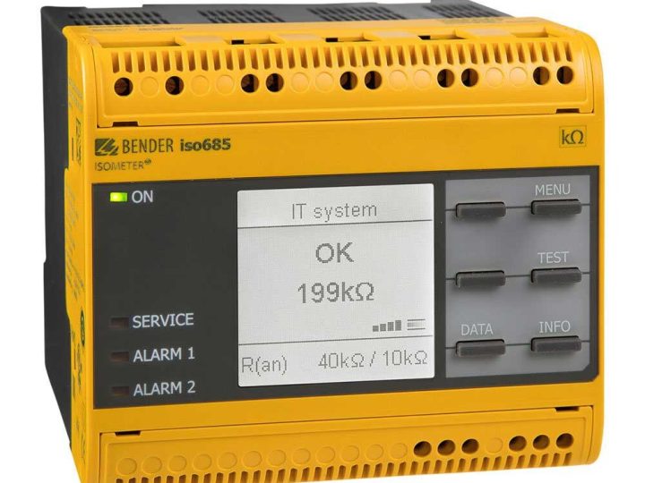 Bender iso685 -sarjan ISOMETER-eristystason valvontalaite keltaisessa DIN-kiskokotelossa, näytöllä IT-järjestelmän eristysvastus 199 kΩ ja hälytysrajat 40 kΩ / 10 kΩ