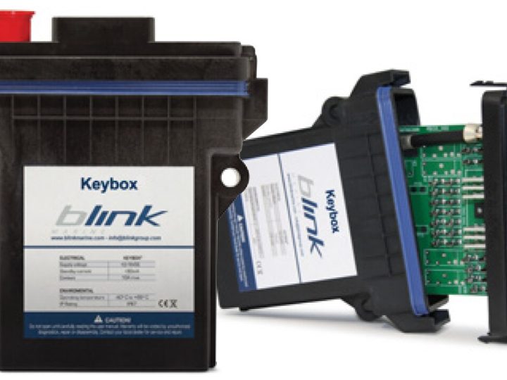 Blink Marine Keybox -rele- ja I/O-moduuli suljettuna sekä avattuna, piirilevy ja punainen liitinsuoja näkyvissä