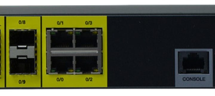 Ekinops 1647 -Ethernet-liityntälaite, musta pöytämallinen kotelo keltaisilla RJ-45-porteilla ja SFP-paikoilla
