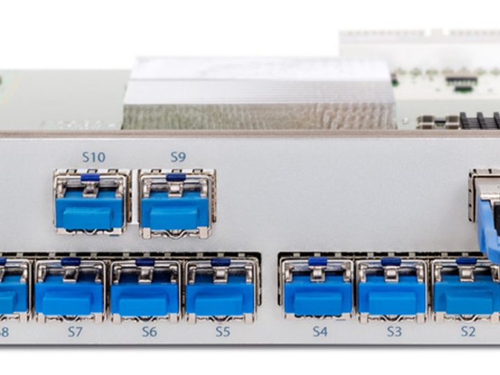 Ekinops PM_100G-AGG -aggregointimoduuli, valkoinen linjakortti kymmenellä sinisellä SFP+-portilla ja QSFP28-linjaportilla
