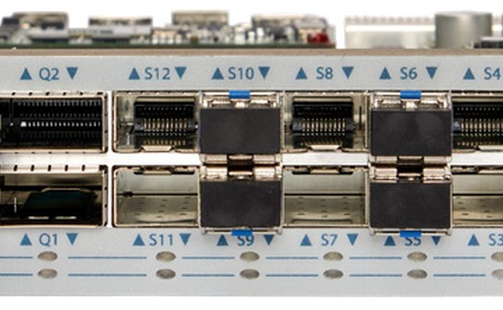 Ekinops PM_100G-FMUX-D -muxponderi, valkoinen linjakortti SFP28- ja QSFP28-porteilla