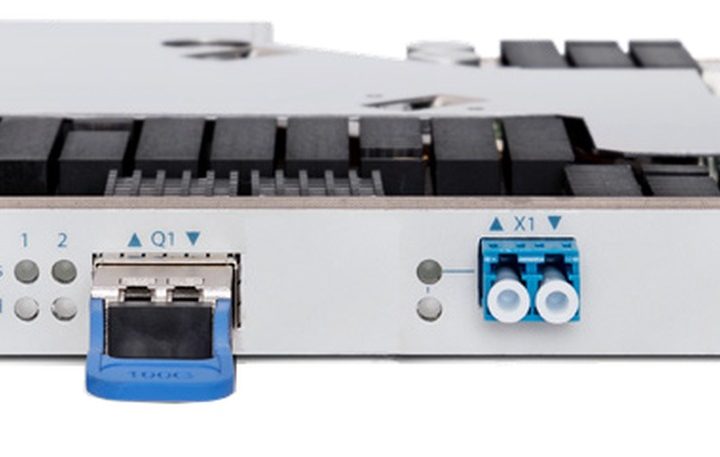 Ekinops PM_100HDF01 -transponderi, vaalea yhden korttipaikan linjakortti sinisellä QSFP28-asemalla ja LC-liittimillä