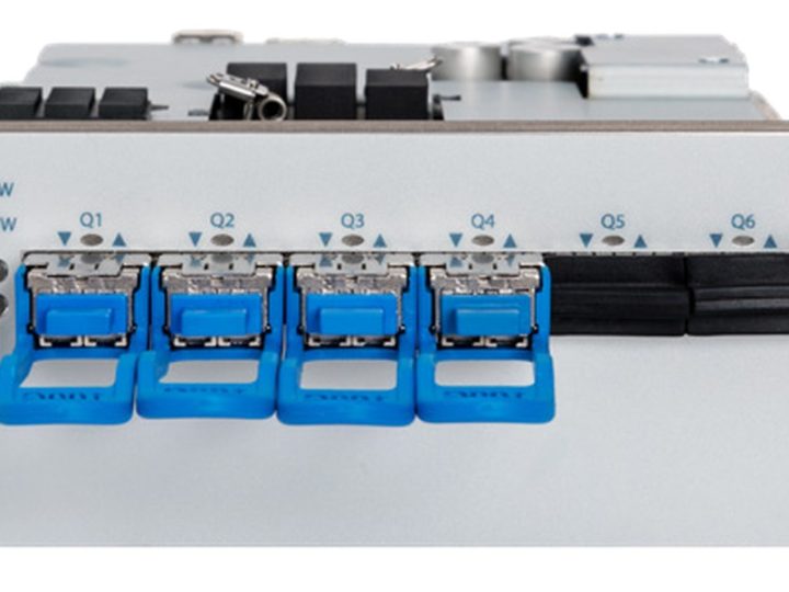 Ekinops PM_400FRS04-SF -siirtomoduuli, valkoinen linjakortti neljällä sinisellä QSFP28-asiakasportilla