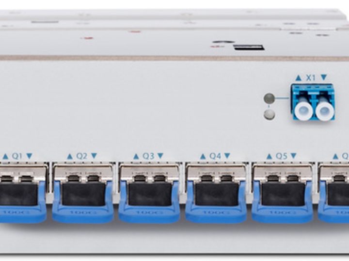 Ekinops PM_600FRS06-SF -siirtomoduuli, valkoinen linjakortti kuudella sinisellä QSFP28-asiakasportilla