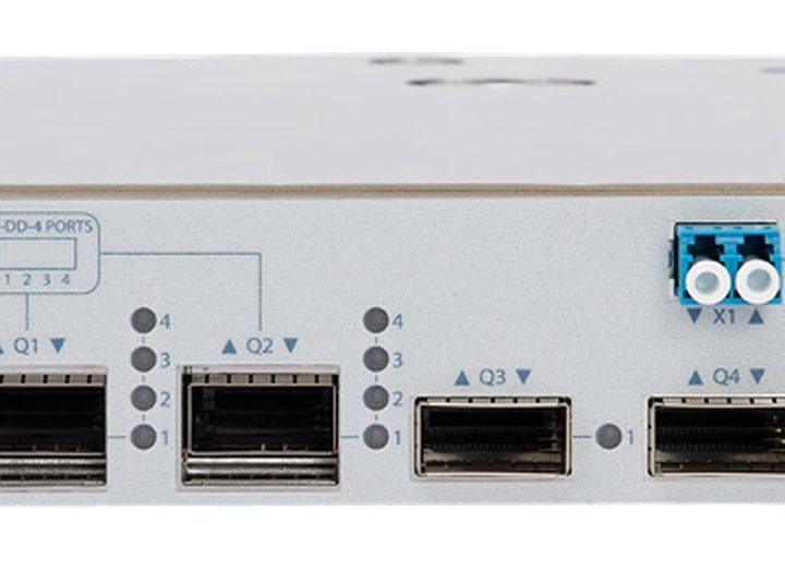 Ekinops PM_800FR04 -siirtomoduuli, valkoinen linjakortti kahdella QSFP28- ja kahdella QSFP56-DD-asemalla sekä sinisellä linjaliittimellä