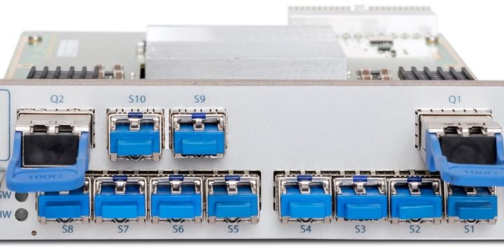 Ekinops PM_CRYPTO -salausmoduuli, valkoinen linjakortti kymmenellä SFP+-asiakasportilla ja QSFP28-linjaportilla