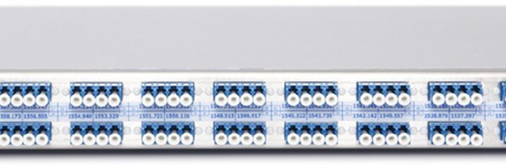 Ekinops RM_OM40 -multiplekseri, 1U telineasennettava vaalea runko kahdessa rivissä sinisiä LC-liittimiä