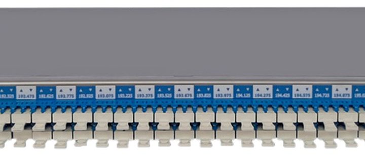Ekinops RM_OM64FTC -multiplekseri, 1U telineasennettava runko tiheällä rivillä sinisiä LC-liittimiä