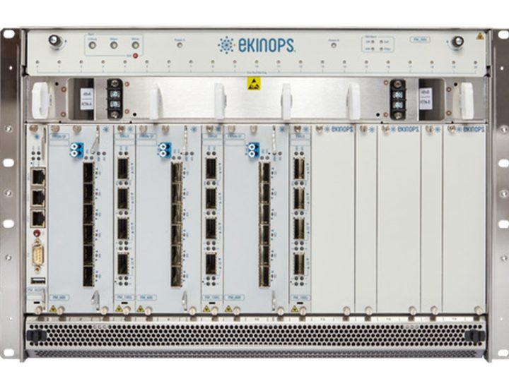 Ekinops360 -kotelo, 7U:n modulaarinen telineasennettava runko, jossa valkoisia linjakortteja rinnakkain
