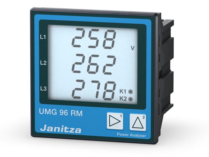 Janitza UMG 96RM -paneelimittari vinosti kuvattuna, LCD-näyttö mittausarvoineen ja kaksi painiketta