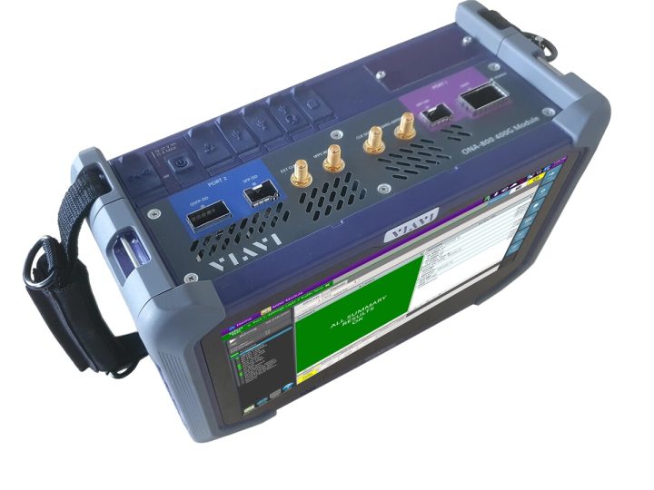 VIAVI OneAdvisor 800 ja 400G Transport Module: QSFP-DD- ja SFP-DD-paikat sekä liitännät laitteen päädyssä
