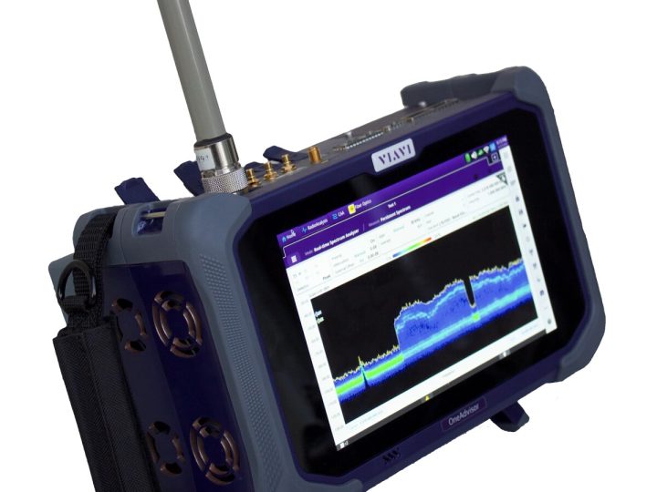 VIAVI OneAdvisor 800 Wireless: radioanalyysimoduuli ja antenni, näytöllä reaaliaikainen spektri